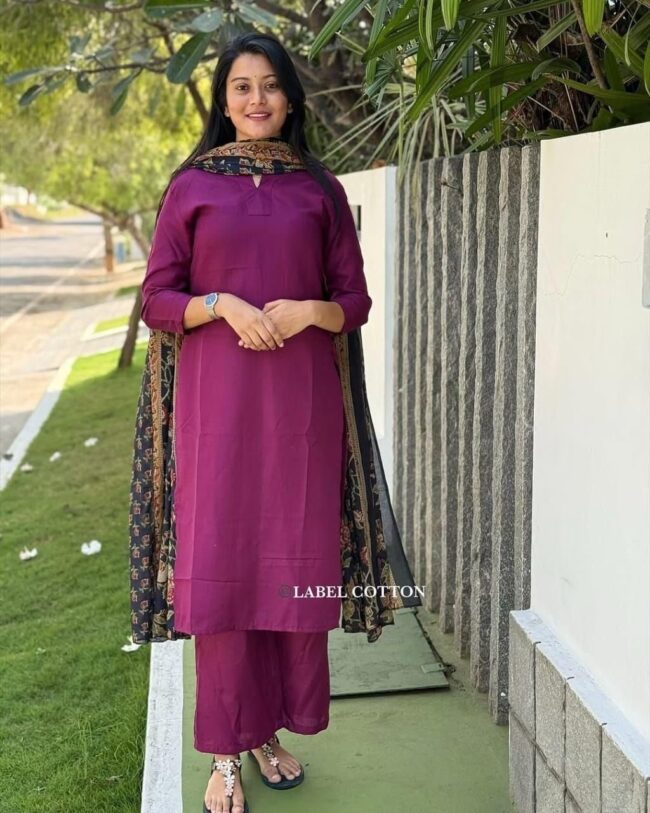 Mauve Dreamy Kurta Pant Set with Floral Dupatta - Image 2