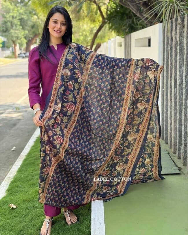 Mauve Dreamy Kurta Pant Set with Floral Dupatta - Image 3
