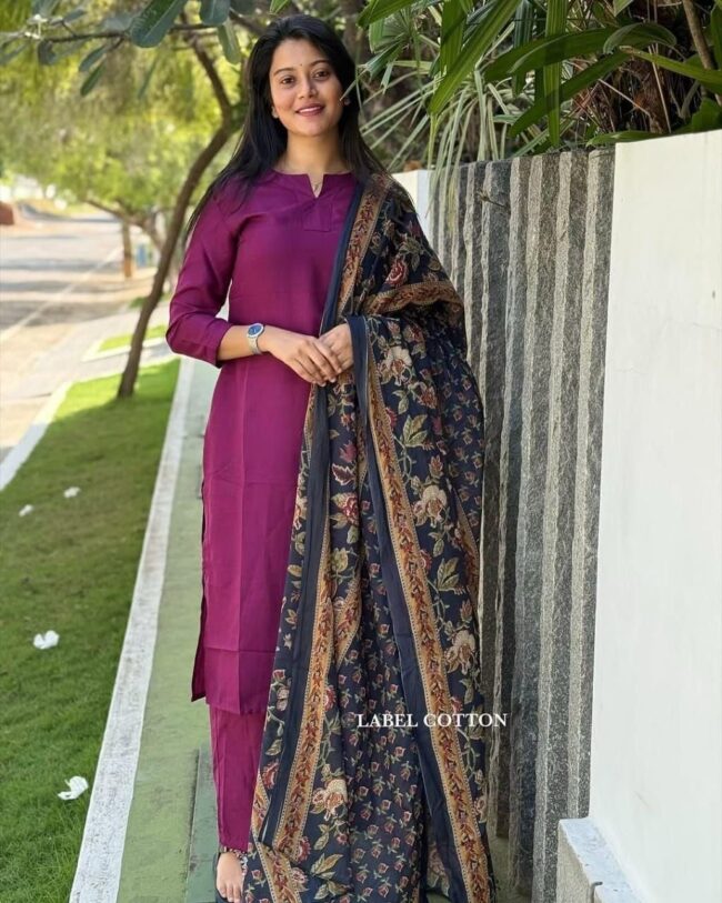 Mauve Dreamy Kurta Pant Set with Floral Dupatta - Image 4